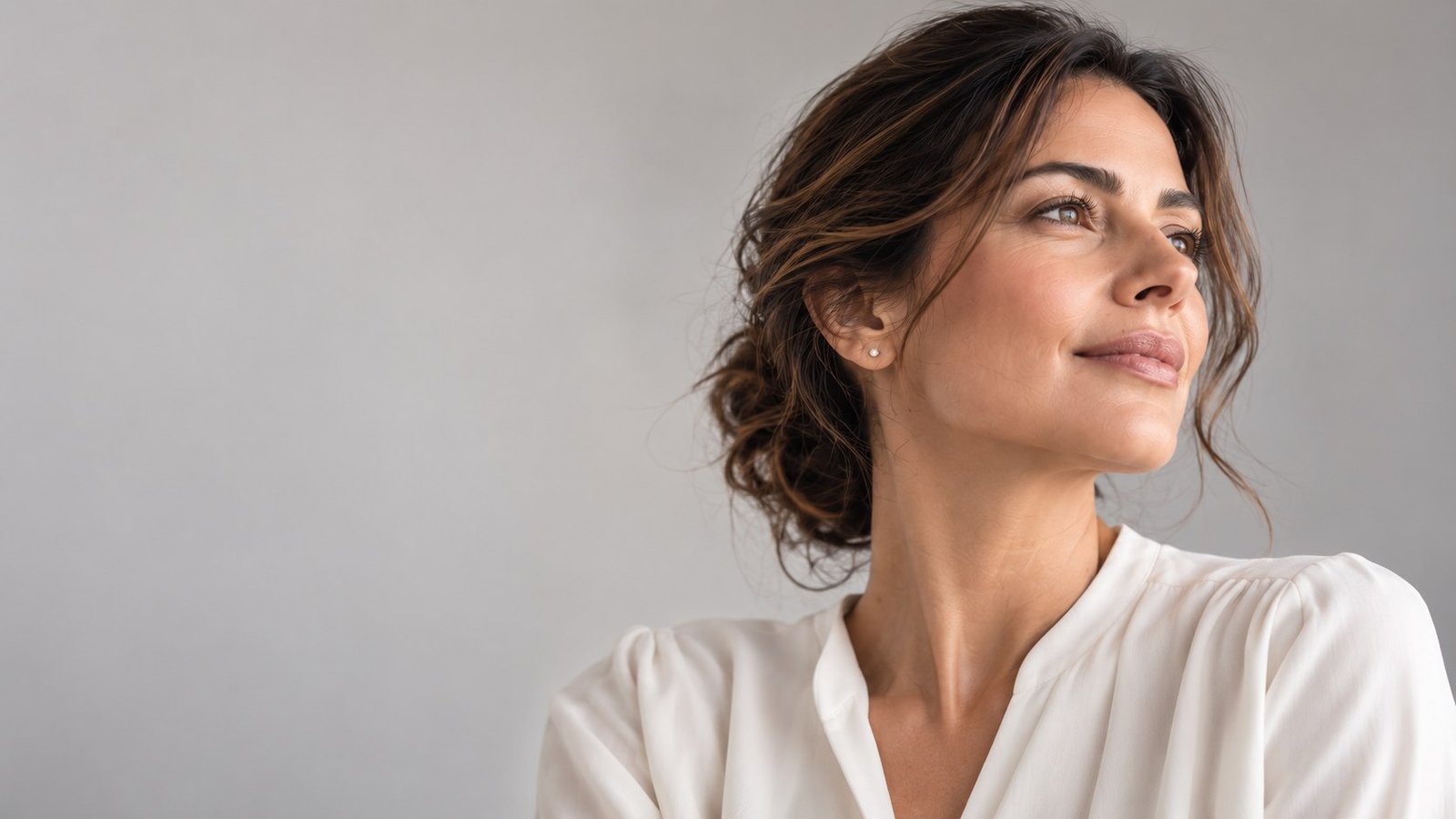 Mujer adulta en una escena editorial de bienestar y confianza